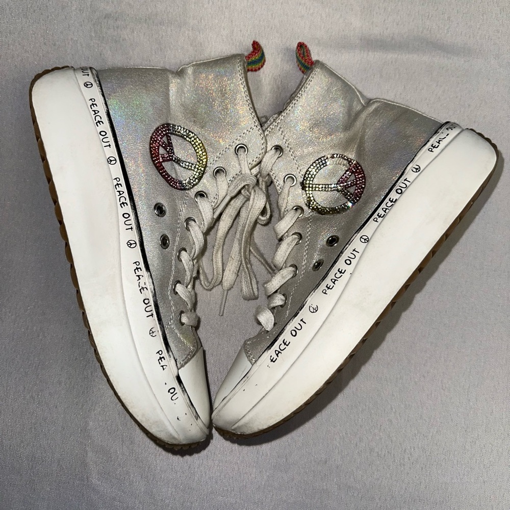 Steve Madden • Youth Girls Size 4 Peace Out High Top Sneakers White